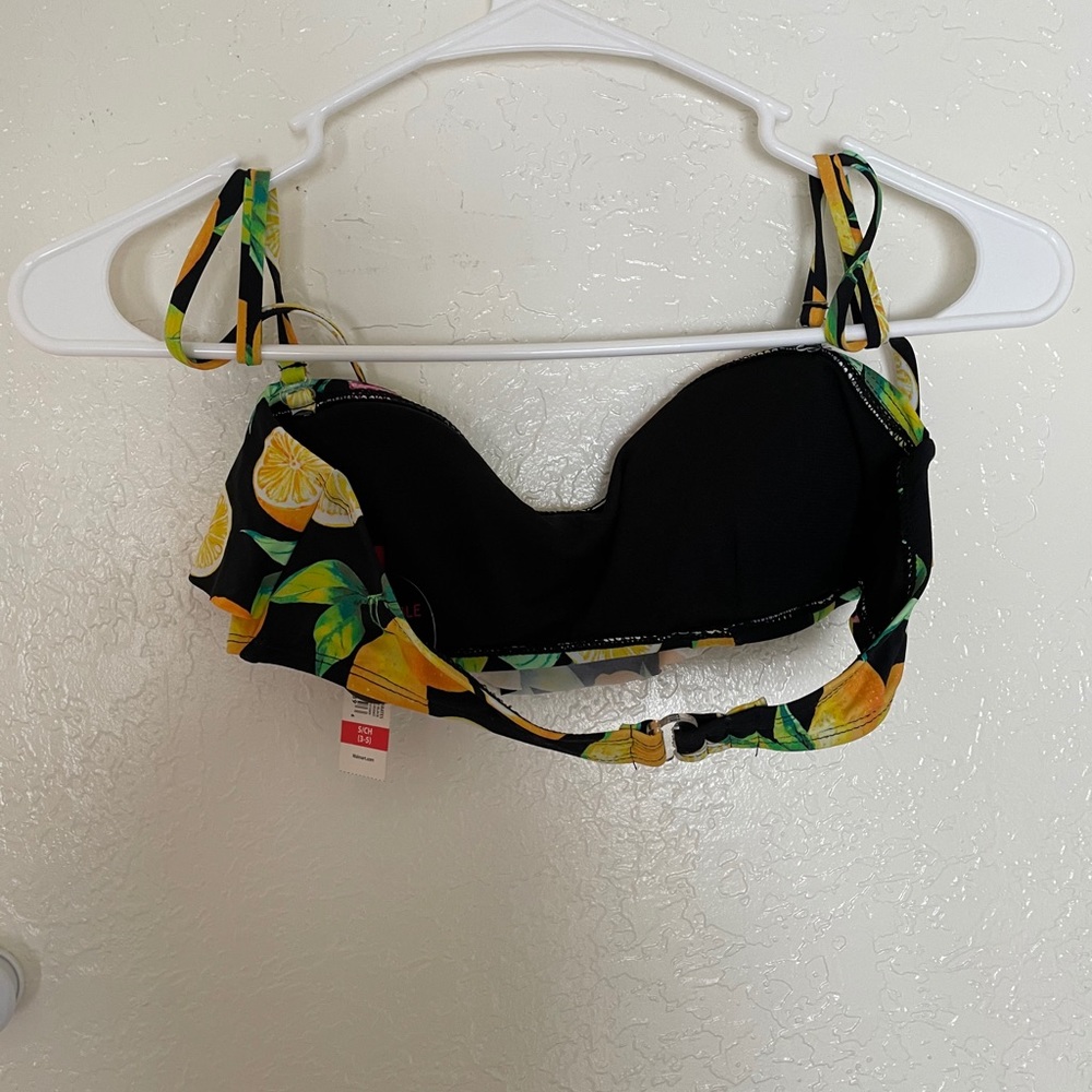 Two bikini tops. - Picture 5 of 7